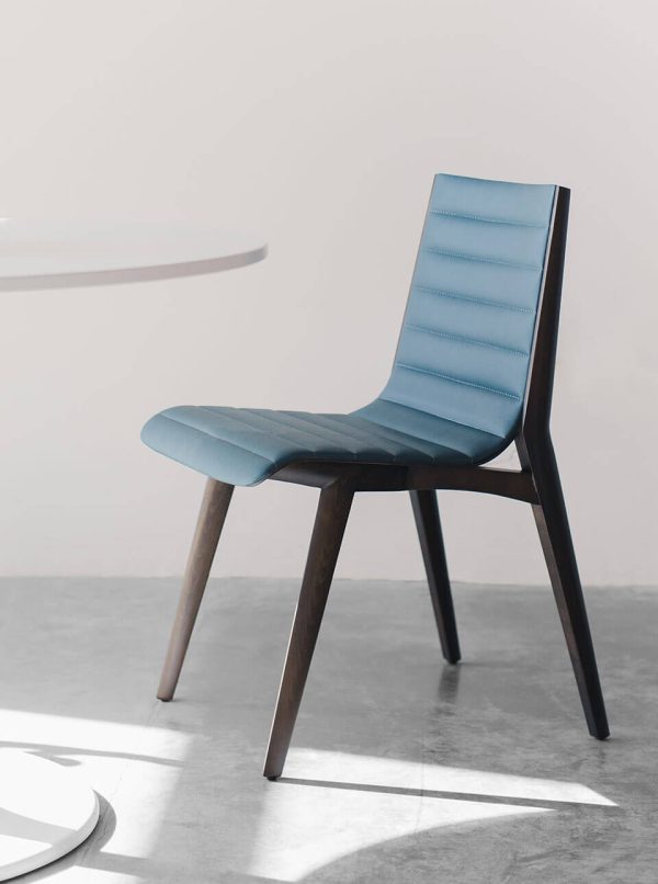 Silla de oficina elegante con diseño ergonómico - Imagen 3