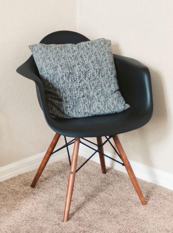 Silla clasica de madera con reposabrazos - Imagen 3